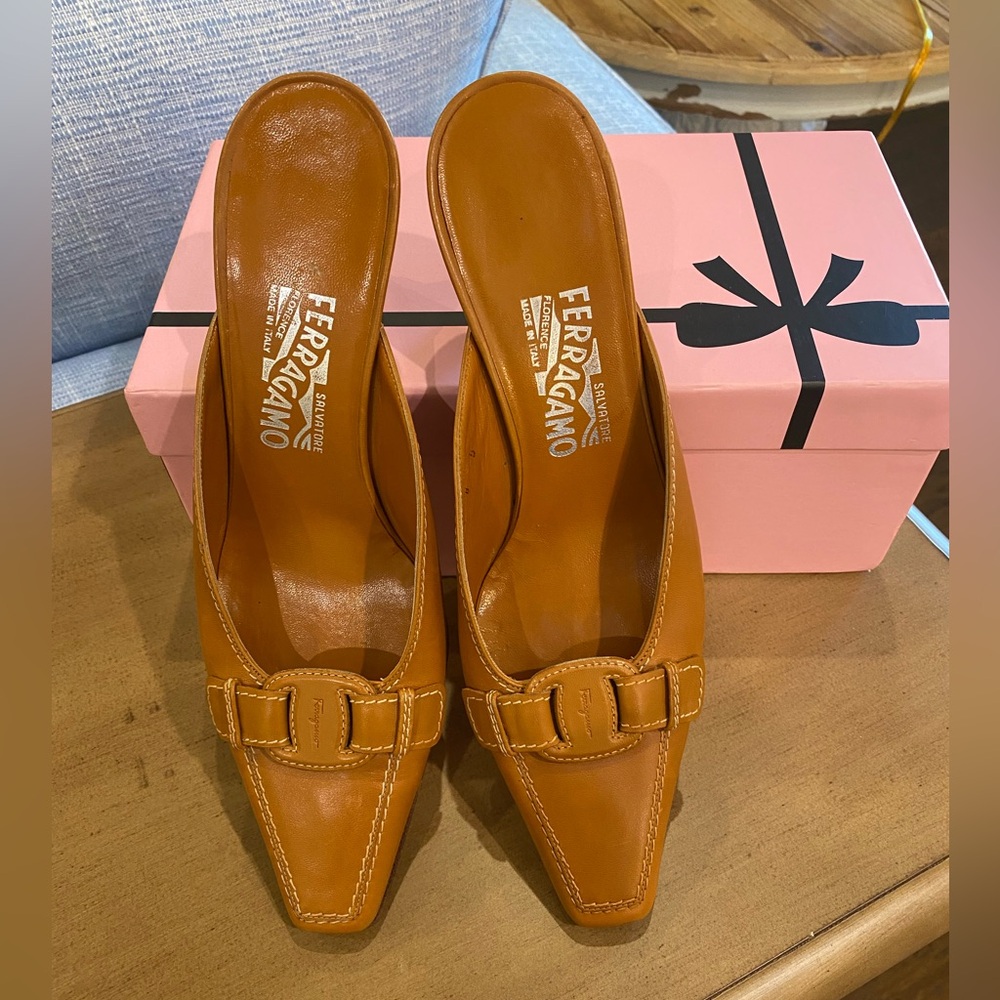 LIKE NEW Salvatore Ferragamo Cognac Mules size 8 - Picture 2 of 11